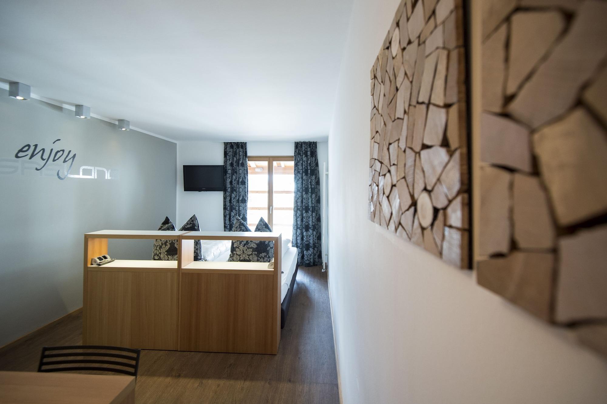 Smart Saslong Hotel